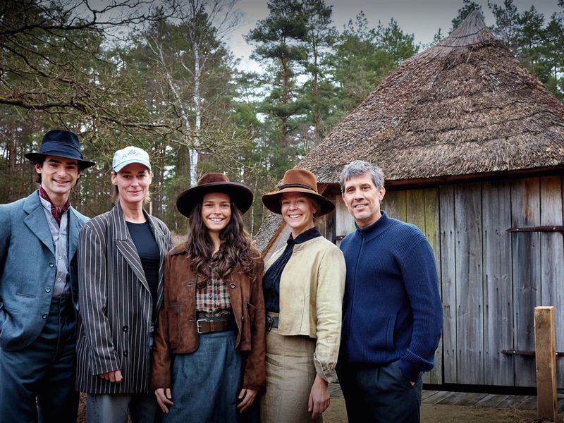 Ölrausch in der Lüneburger Heide: Drehstart für die historische Serie Schwarzes Gold (AT) mit Harriet Herbig-Matten, Aaron Hilmer, Tom Wlaschiha, Henny Reents und Jessica Schwarz - Foto: NDR/ARD/Sandra Hoever / Weiterer Text über ots und www.presseportal.de/nr/153003 / Die Verwendung dieses Bildes für redaktionelle Zwecke ist unter Beachtung aller mitgeteilten Nutzungsbedingungen zulässig und dann auch honorarfrei. Veröffentlichung aussch