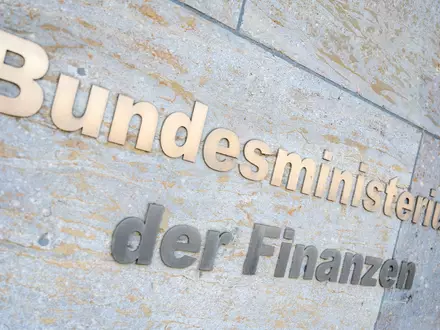 Im Finanzministerium werden viele der Sparvorgaben durchgesetzt werden müssen. (Symbolbild) - Foto: Christophe Gateau/dpa