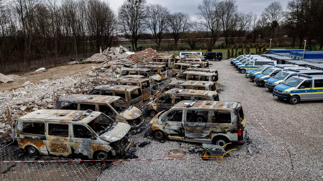 Die Ermittler prüfen auch einen Zusammenhang mit dem Brand von 23 Polizeiautos im Januar. (Archivbild) - Bild: Matthias Balk/dpa