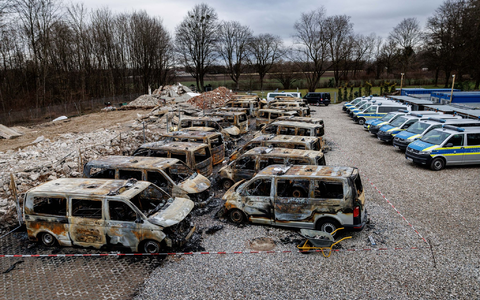 Die Ermittler prüfen auch einen Zusammenhang mit dem Brand von 23 Polizeiautos im Januar. (Archivbild) - Foto: Matthias Balk/dpa