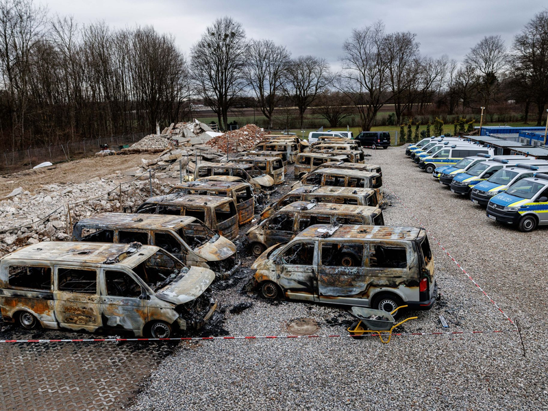 Die Ermittler prüfen auch einen Zusammenhang mit dem Brand von 23 Polizeiautos im Januar. (Archivbild) - Foto: Matthias Balk/dpa