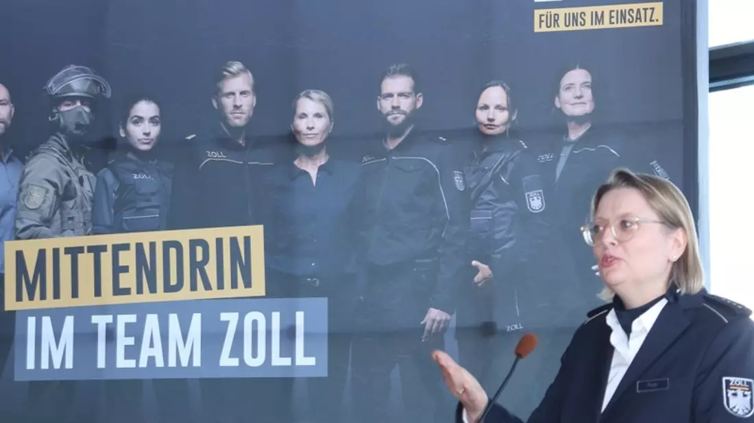 HZA-GI: Karrierestart beim ZOLL Neun Studienanfänger für den Studiengang Bachlor of Law zu Beamtenanwärter*innen vereidigt. - Bild: presseportal.de
