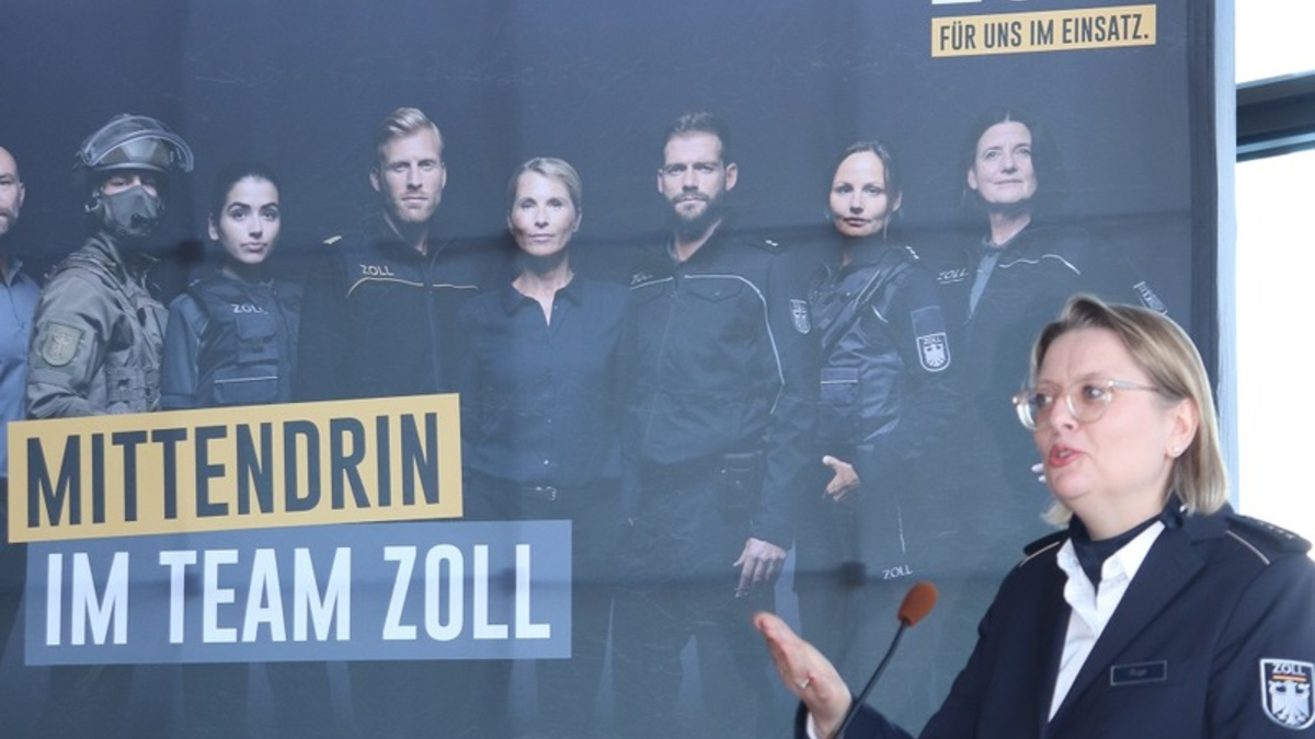 HZA-GI: Karrierestart beim ZOLL Neun Studienanfänger für den Studiengang 