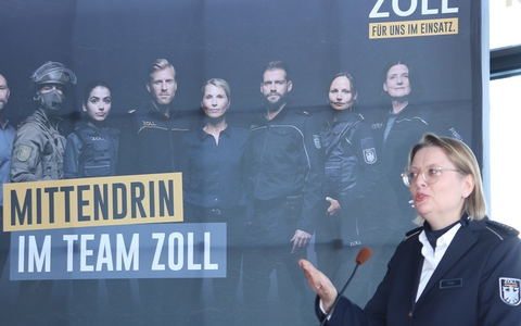 HZA-GI: Karrierestart beim ZOLL Neun Studienanfänger für den Studiengang Bachlor of Law zu Beamtenanwärter*innen vereidigt. - Foto: presseportal.de