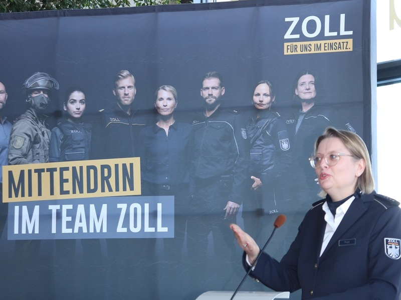 HZA-GI: Karrierestart beim ZOLL Neun Studienanfänger für den Studiengang Bachlor of Law zu Beamtenanwärter*innen vereidigt. - Foto: presseportal.de