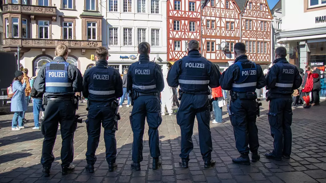 POL-PPTR: Fröhlich, friedlich, feierlustig: Rosenmontag im Polizeipräsidium Trier - Bild: presseportal.de