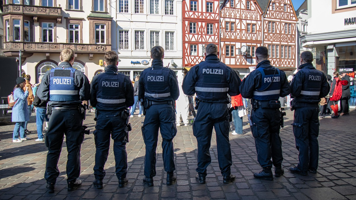 POL-PPTR: Fröhlich, friedlich, feierlustig: Rosenmontag im Polizeipräsidium Trier - Foto: presseportal.de