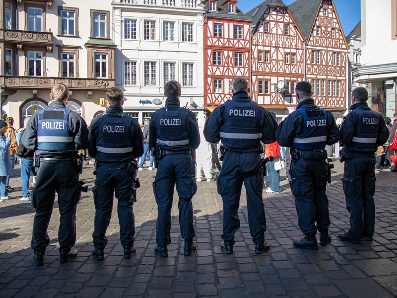 POL-PPTR: Fröhlich, friedlich, feierlustig: Rosenmontag im Polizeipräsidium Trier - Foto: presseportal.de