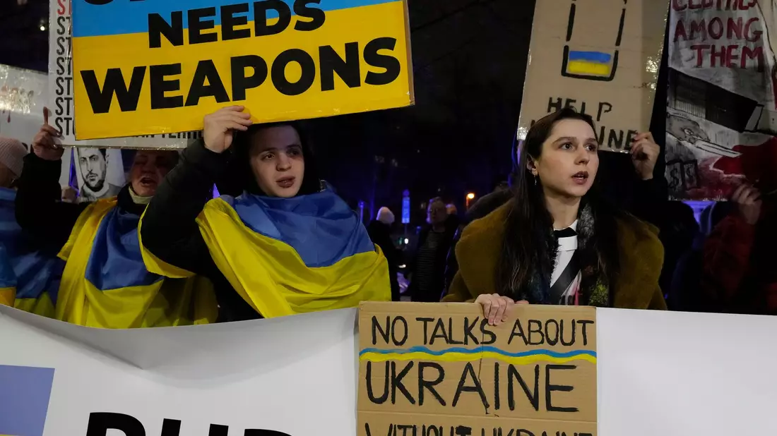 Die Ukraine ist bisher auf US-Militärhilfe im Kampf um ihr Bestehen im russischen Angriffskrieg angewiesen. (Archivbild) - Bild: Czarek Sokolowski/AP/dpa