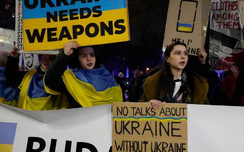 Die Ukraine ist bisher auf US-Militärhilfe im Kampf um ihr Bestehen im russischen Angriffskrieg angewiesen. (Archivbild) - Foto: Czarek Sokolowski/AP/dpa