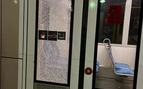 POL-NE: Randalierer beschädigen Fahrzeuge - Foto: presseportal.de