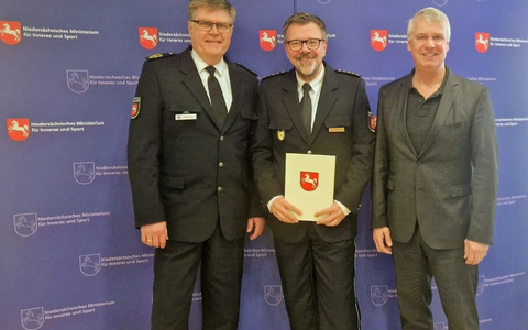 POL-WHV: Der Leiter der Polizeiinspektion Wilhelmshaven/Friesland, Jörg Beensen, wurde befördert - Foto: presseportal.de POL-WHV: Der Leiter der Polizeiinspektion Wilhelmshaven/Friesland, Jörg Beensen, wurde befördert - Foto: presseportal.de