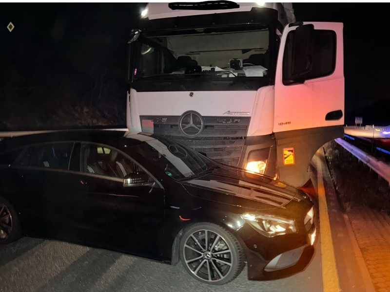 POL-PDLD: B10/AS Landau-Nord - Fehler beim Fahrstreifenwechsel - Foto: presseportal.de