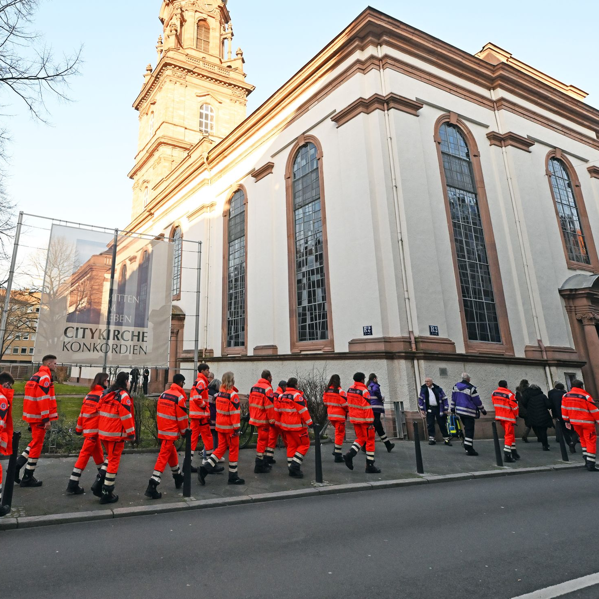 Mit Blumen und Kerzen wird nach der Todesfahrt der Opfer gedacht. - Foto: Uli Deck/dpa