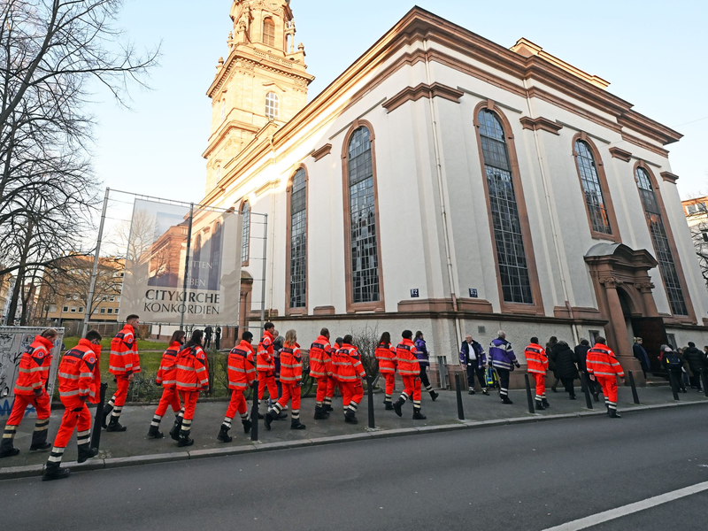 In der Kirche kamen auch Rettungskräfte und Notfallseelsorger zusammen.  - Foto: Uli Deck/dpa