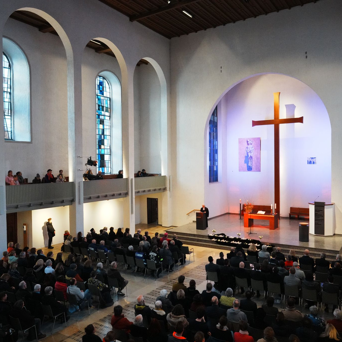 Bei einem Gedenkgottesdienst erinnerten viele Menschen an die Toten. - Foto: Andreas Henn/Evangelische Kirche Mannheim/dpa