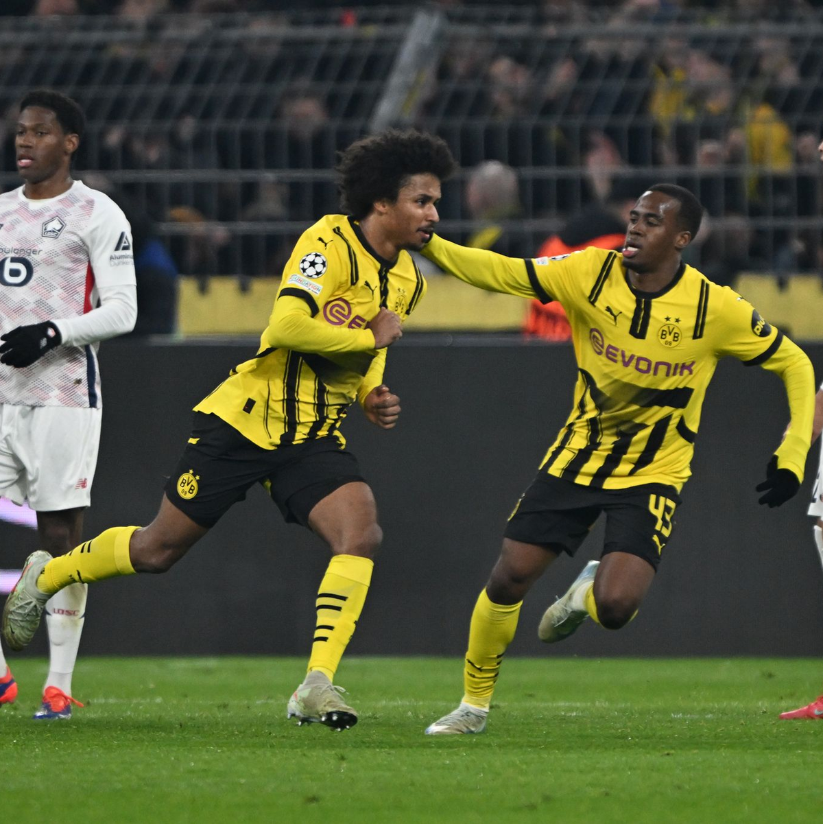 Karim Adeyemi trifft zur Führung von Borussia Dortmund. - Foto: Federico Gambarini/dpa