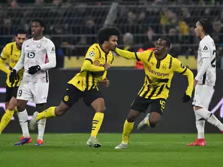 Karim Adeyemi trifft zur Führung von Borussia Dortmund. - Foto: Federico Gambarini/dpa