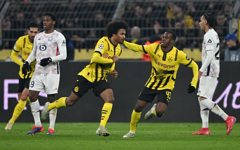 Karim Adeyemi trifft zur Führung von Borussia Dortmund. - Foto: Federico Gambarini/dpa