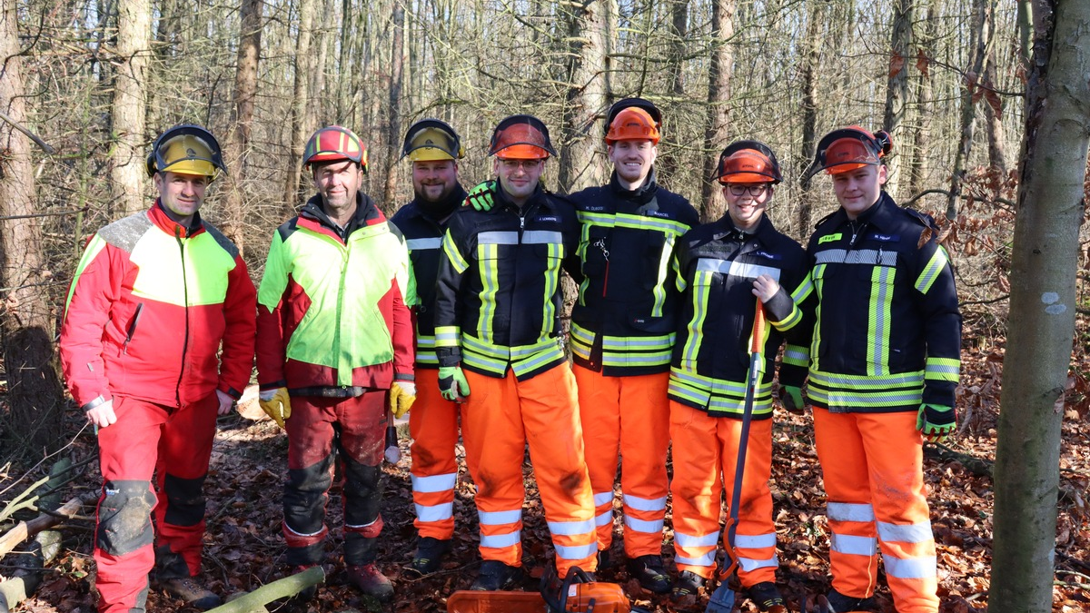 FW Hennef: Motorsägenlehrgang erfolgreich beendet - Foto: presseportal.de