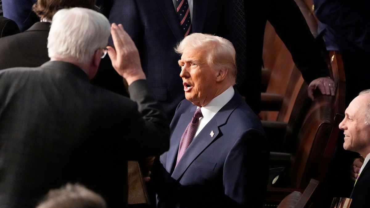 Donald Trump hat seine ersten Wochen im Amt in höchsten Tönen gelobt.  - Foto: Alex Brandon/AP/dpa