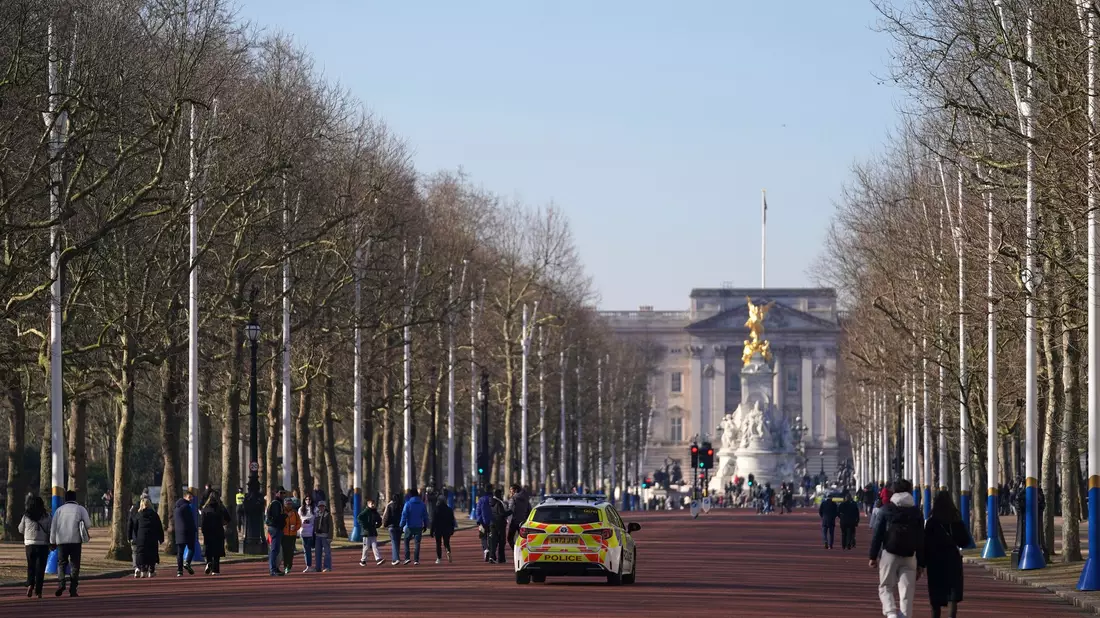 Ein Highlight jedes Besuchs in London: Der Stadtpalast der Royal Family. (Archivbild) - Bild: Alberto Pezzali/AP/dpa