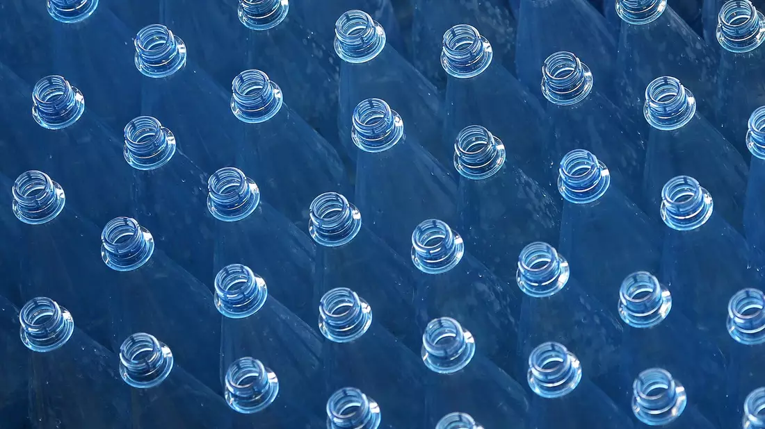 Ein Meer von Plastikflaschen, die nach ihrer Leerung wieder genutzt werden. (Symbolbild) - Bild: Ina Fassbender/dpa