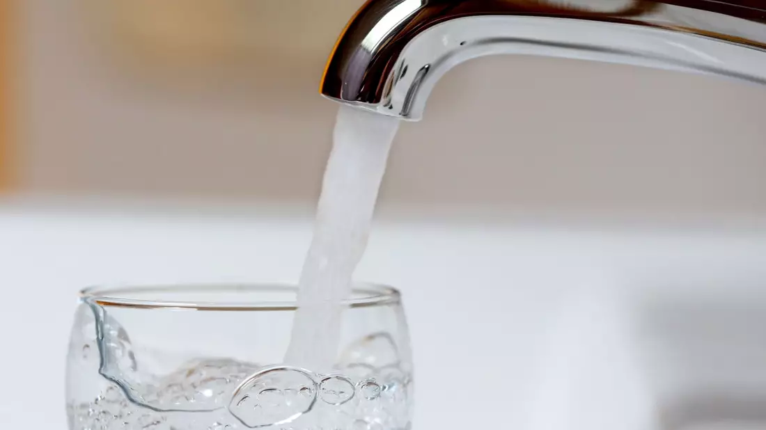 Wasser aus dem Hahn enthält wesentlich weniger Plastikteilchen als solches aus Flaschen. (Archivbild) - Bild: Roland Weihrauch/dpa