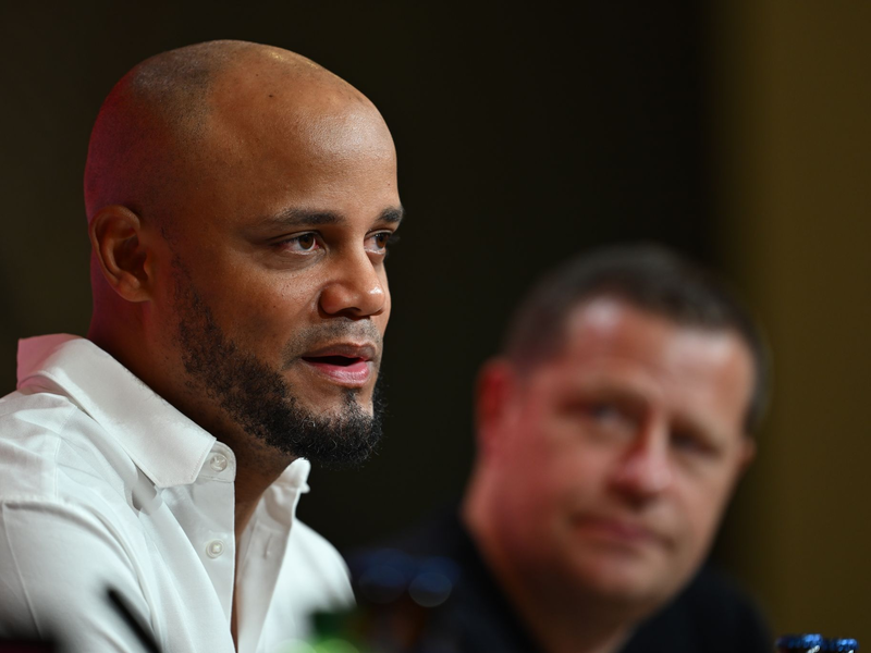 Max Eberl (r) traut seinem Trainer Vincent Kompany eine Bedeutung im europäischen Fußball zu vergleichbar mit der von Klopp und Guardiola. (Archivbild) - Foto: Sven Hoppe/dpa