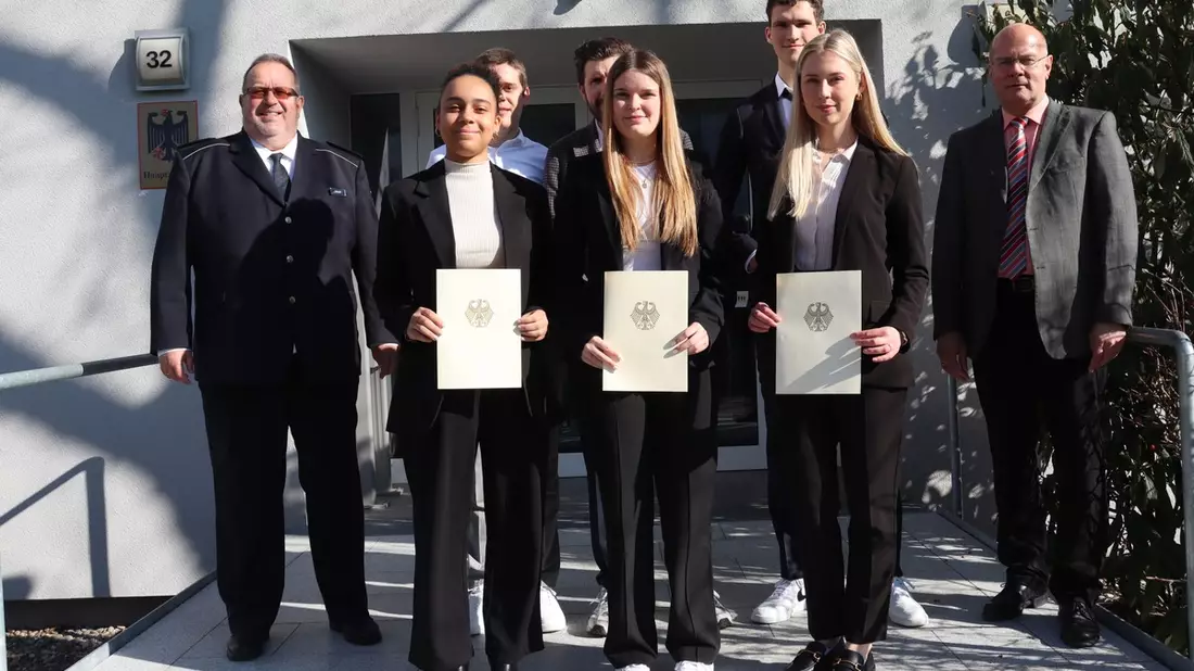 HZA-LÖ: Berufseinsteiger beim Hauptzollamt Lörrach Jetzt Karriere beim ZOLL mit einem dualen Studium starten! - Bild: presseportal.de