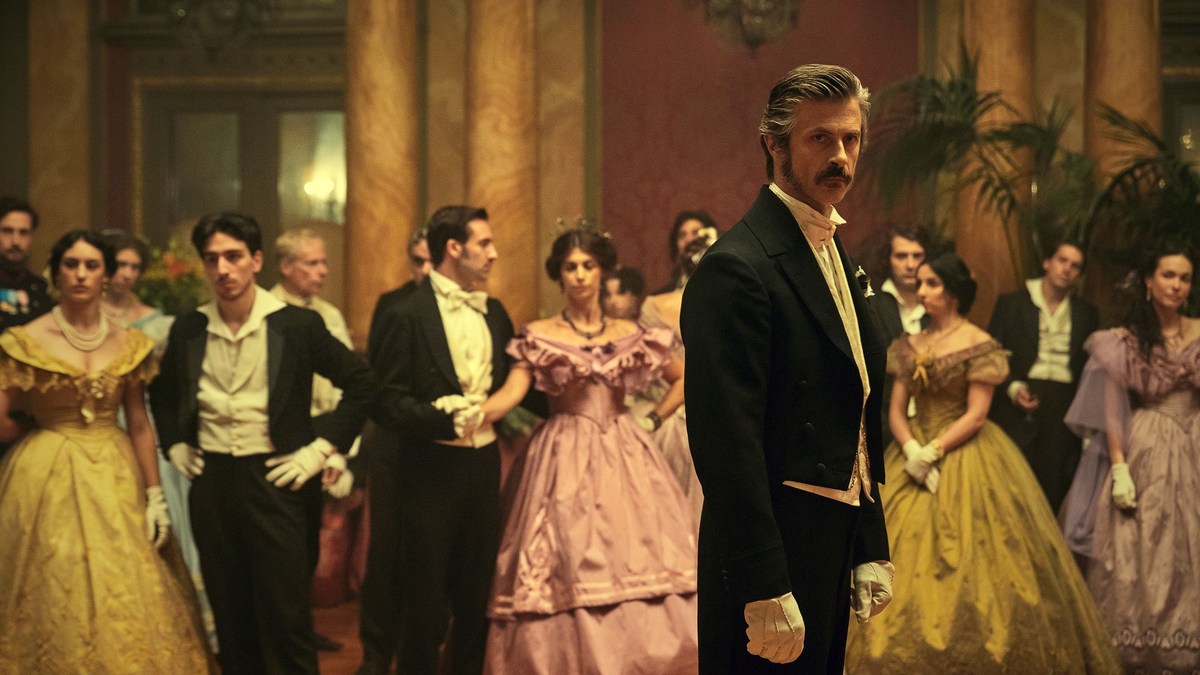 Kim Rossi Stuart (vorne) spielt Don Fabrizio, den Fürst von Salina.  - Foto: Lucia Iuorio/Netflix/dpa