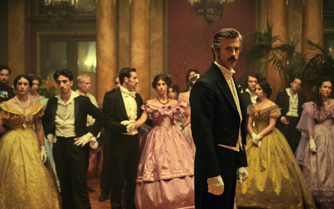 Kim Rossi Stuart (vorne) spielt Don Fabrizio, den Fürst von Salina. - Foto: Lucia Iuorio/Netflix/dpa Kim Rossi Stuart (vorne) spielt Don Fabrizio, den Fürst von Salina. - Foto: Lucia Iuorio/Netflix/dpa