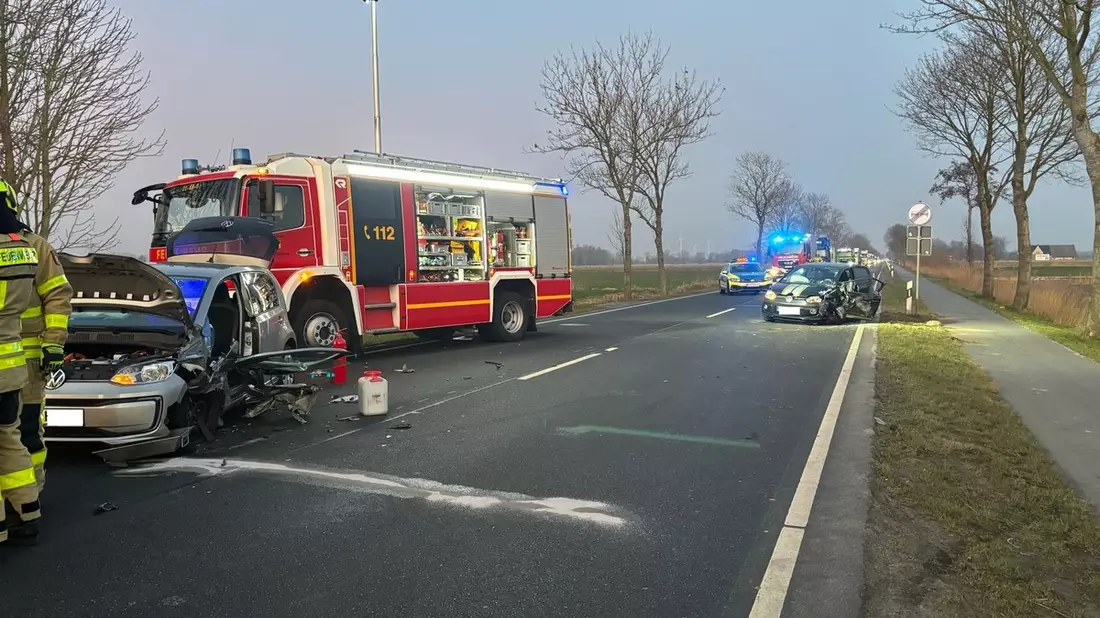 POL-CUX: Verkehrsunfall auf der B73 nach missglücktem Überholmanöver - Zwei Personen verletzt, eine davon schwer - Vollsperrung sorgt für Verkehrsbehinderungen (Foto im Anhang) - Bild: presseportal.de