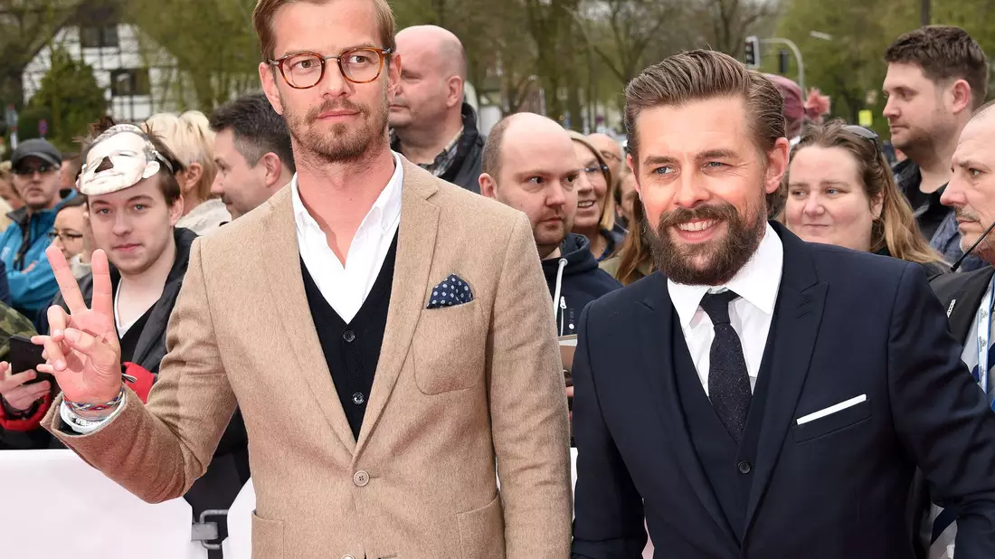 Joko Winterscheidt (l) und Klaas Heufer-Umlauf bleiben ihrem Haussender ProSieben treu. - Bild: Henning Kaiser/dpa