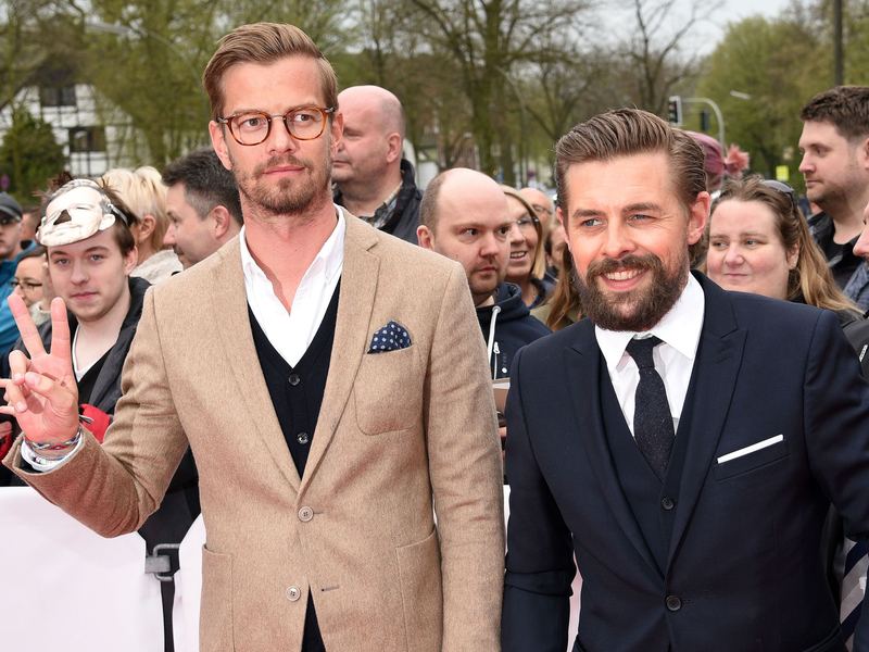 Joko Winterscheidt (l) und Klaas Heufer-Umlauf bleiben ihrem Haussender ProSieben treu. - Foto: Henning Kaiser/dpa