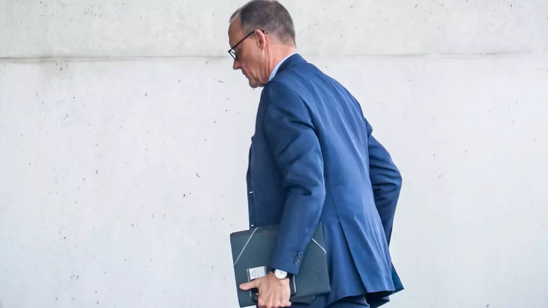 Merz kommt ins Kanzleramt.  - Bild: Michael Kappeler/dpa
