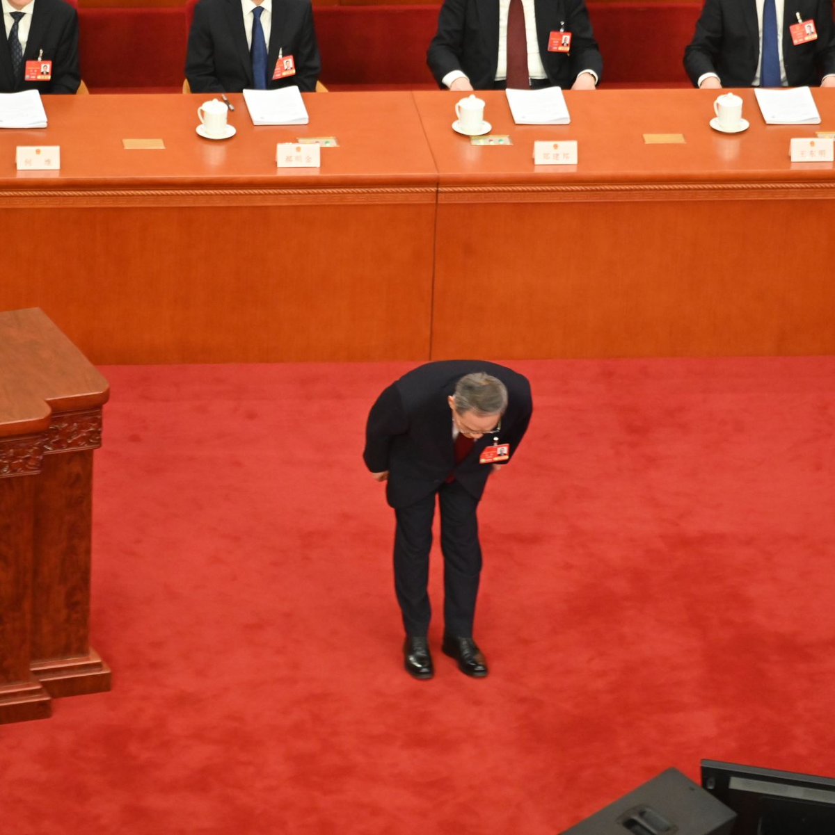 Der Abgeordnete Ding Lieming sieht China vor einem harten Kampf hinsichtlich der US-Zölle.  - Foto: Johannes Neudecker/dpa