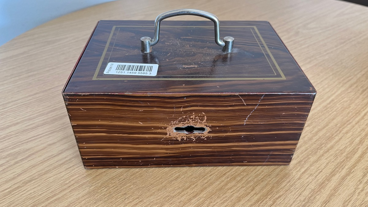 POL-CE: Die Polizei Bergen sucht den Eigentümer / die Eigentümerin einer Geldkassette - Foto: presseportal.de