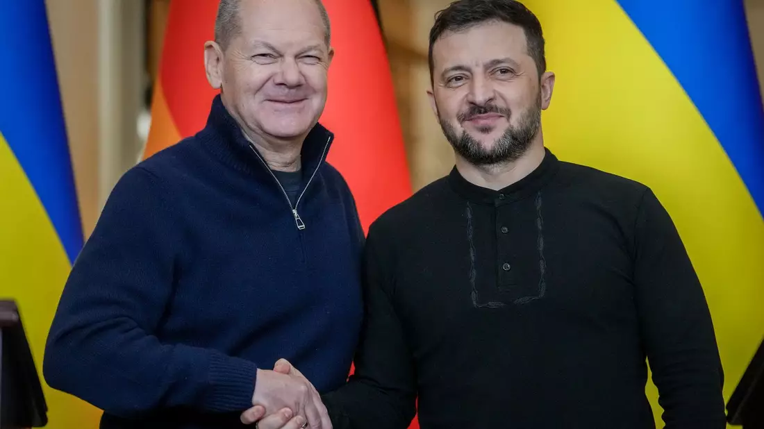 Telefonat zum Ende seiner Amtszeit: Der scheidende Bundeskanzler hat den ukrainischen Präsidenten Selenskyj angerufen.  - Bild: Kay Nietfeld/dpa