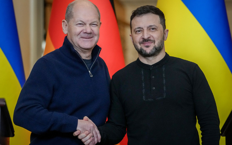 Telefonat zum Ende seiner Amtszeit: Der scheidende Bundeskanzler hat den ukrainischen Präsidenten Selenskyj angerufen.  - Foto: Kay Nietfeld/dpa