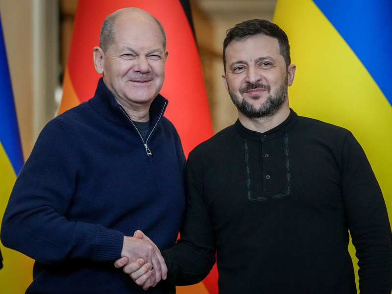 Telefonat zum Ende seiner Amtszeit: Der scheidende Bundeskanzler hat den ukrainischen Präsidenten Selenskyj angerufen.  - Foto: Kay Nietfeld/dpa