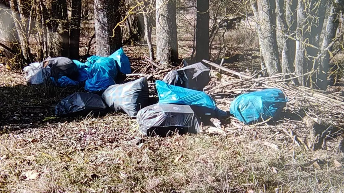 POL-UL: (UL) Blaubeuren - Große Mengen Müll entsorgt / Am Dienstag fand ein Zeuge die Müllsäcke. - Bild: presseportal.de