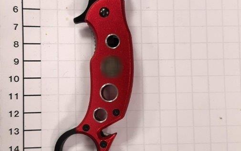 BPOL NRW: Handy gestohlen und angegriffen - Bundespolizei stellt Messer, Schlagstock und Tierabwehrspray bei 23-Jährigem fest - Foto: presseportal.de