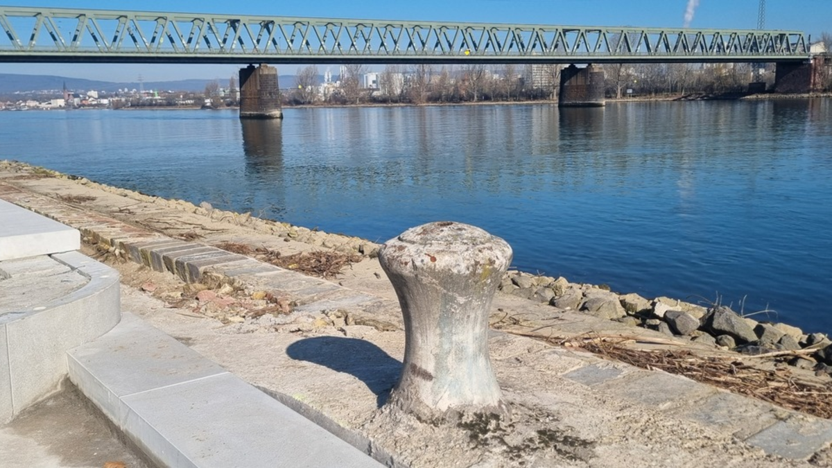 POL-PPMZ: 500kg schwere, historische Poller gestohlen - Foto: presseportal.de