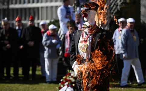 In Düsseldorf stand der Hoppeditz in Flammen. - Foto: Federico Gambarini/dpa