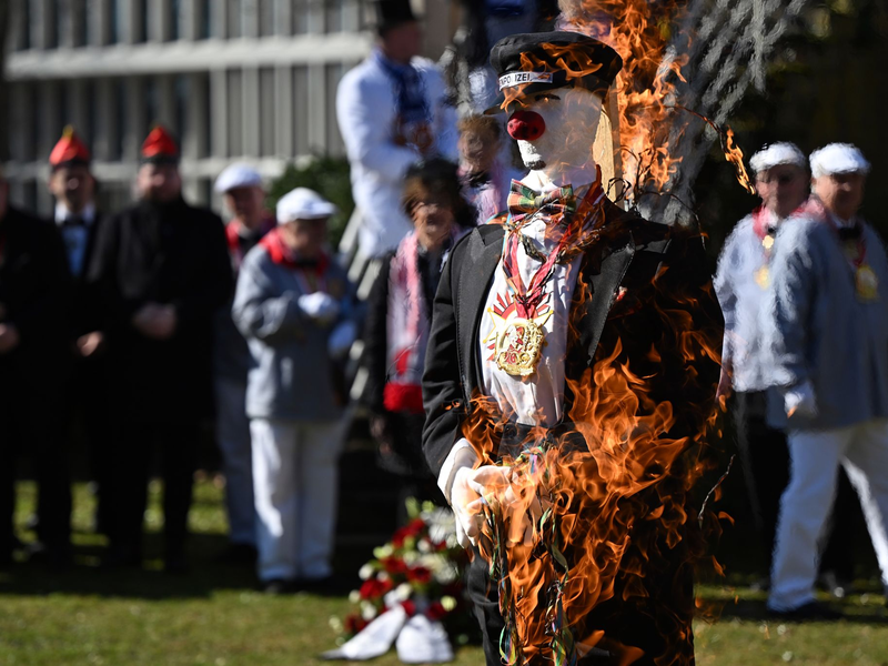 In Düsseldorf stand der Hoppeditz in Flammen. - Foto: Federico Gambarini/dpa