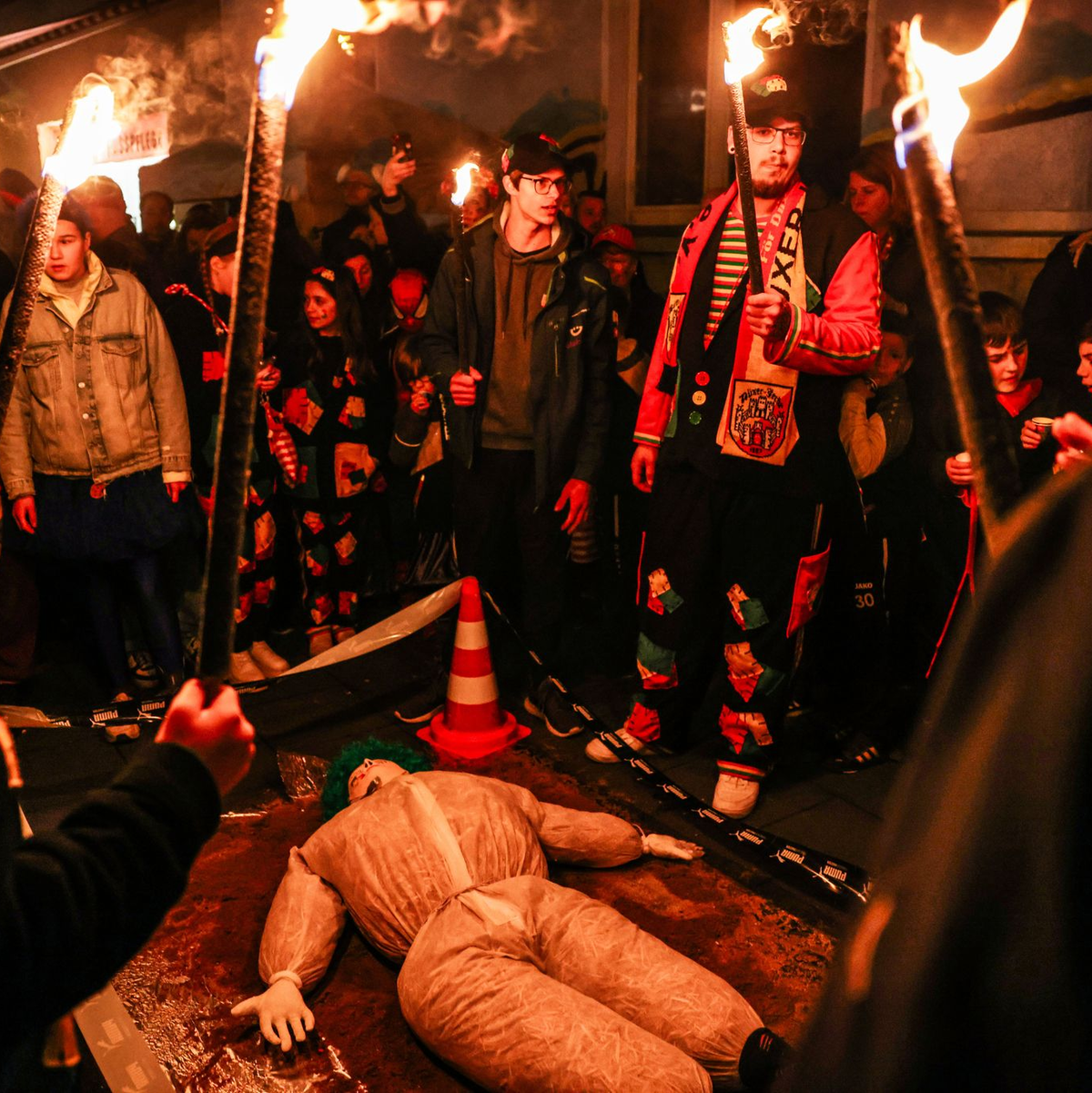 In Köln verbrannten Karnevalisten den Nubbel. - Foto: Oliver Berg/dpa