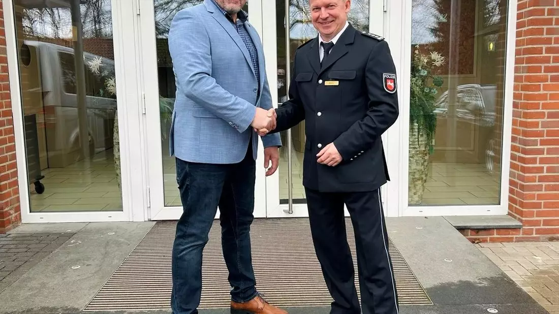 POL-HK: Bad Fallingbostel: Neuer Polizeichef in Bad Fallingbostel - Kroll übergibt an Schill - Bild: presseportal.de