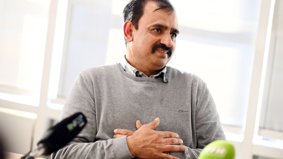 Der Mannheimer Oberbürgermeister Christian Specht (CDU) dankt ihm für sein Engagement.  - Foto: Uli Deck/dpa