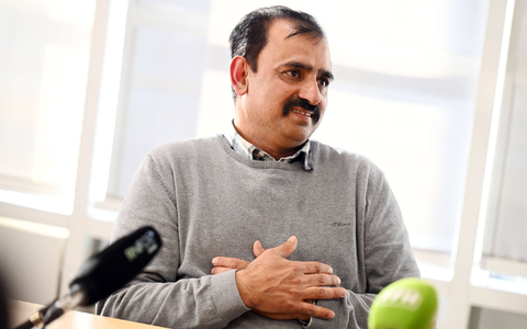 Der Mannheimer Oberbürgermeister Christian Specht (CDU) dankt ihm für sein Engagement.  - Foto: Uli Deck/dpa